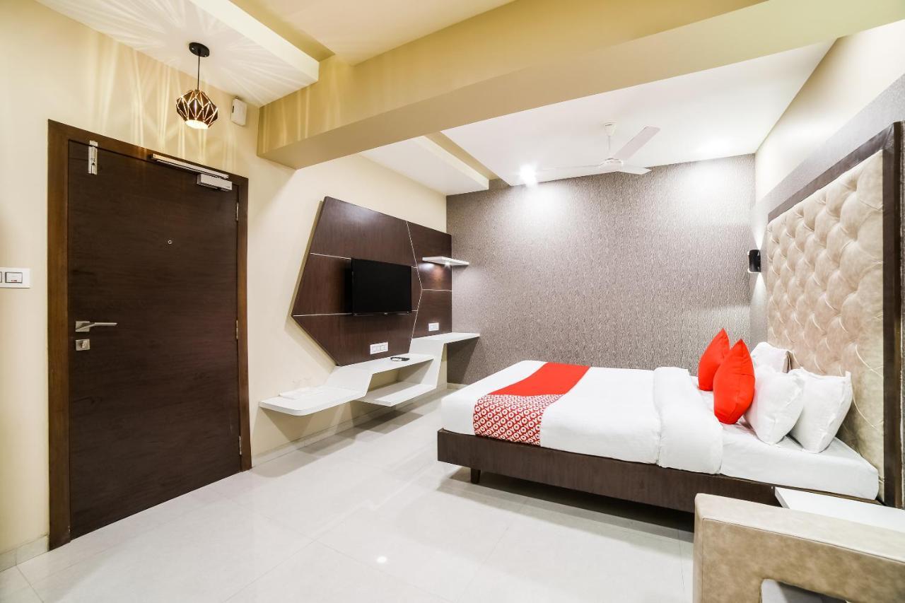Capital O 41587 Hotel Airport Inn One Ahmedabad Esterno foto