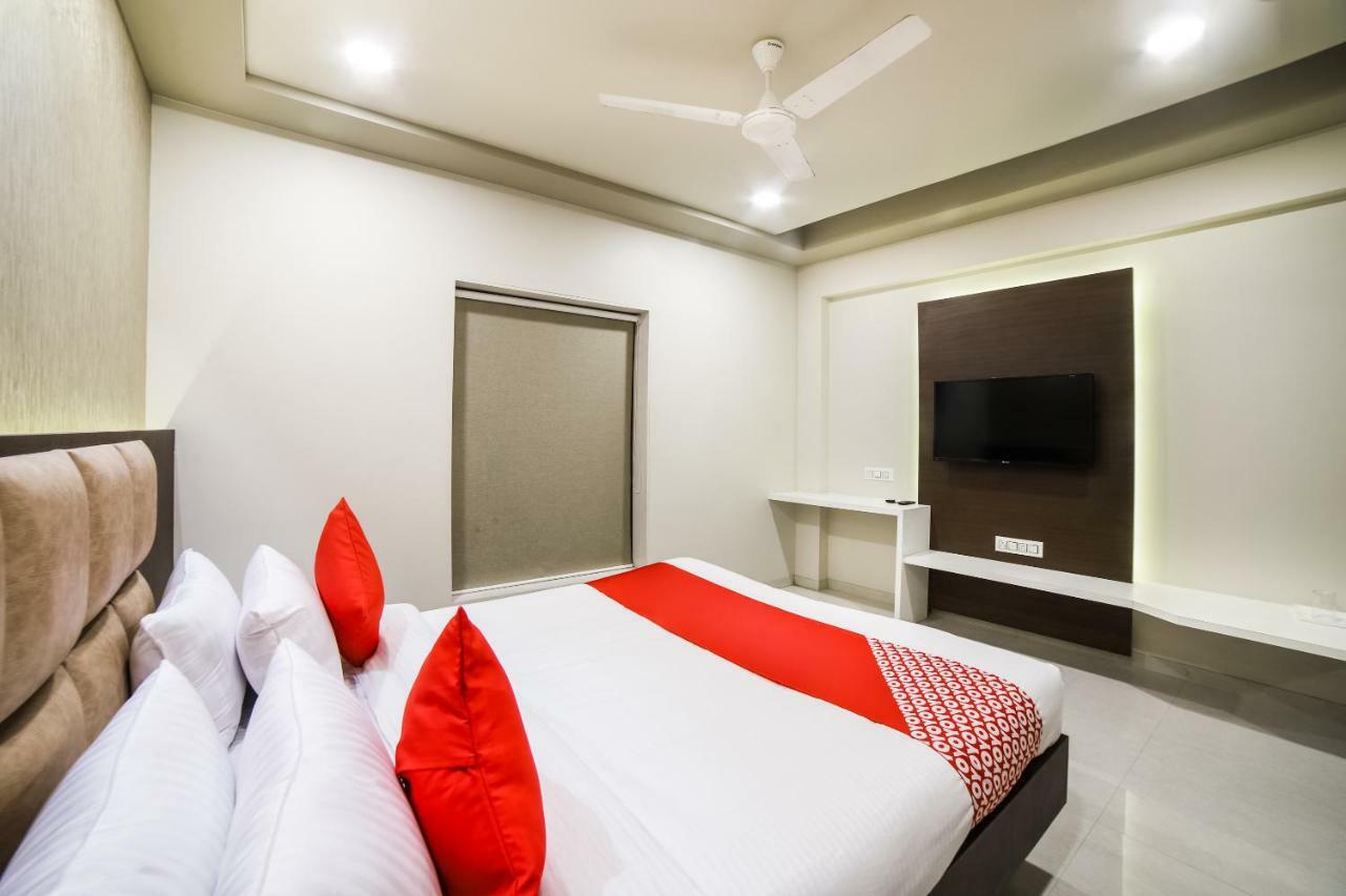 Capital O 41587 Hotel Airport Inn One Ahmedabad Esterno foto