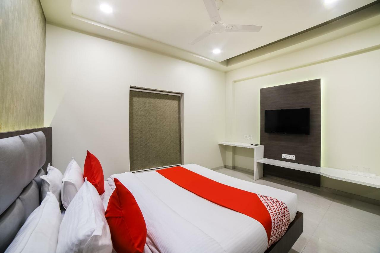 Capital O 41587 Hotel Airport Inn One Ahmedabad Esterno foto
